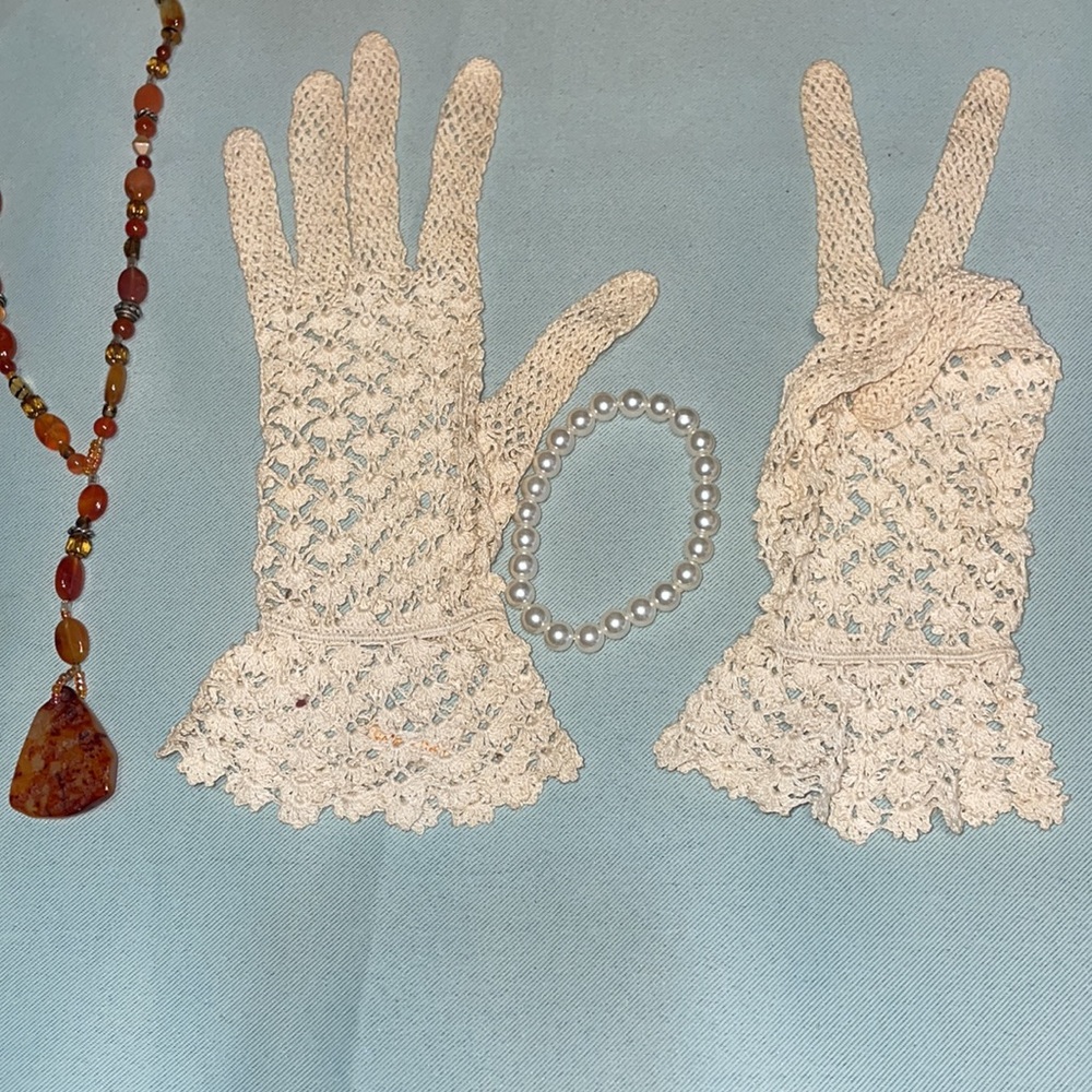 Vintage 1940s Crochet Lace Bridal gloves 


- - Picture 3 of 8